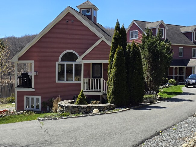 Foto del edificio - 246 Lowell Rd