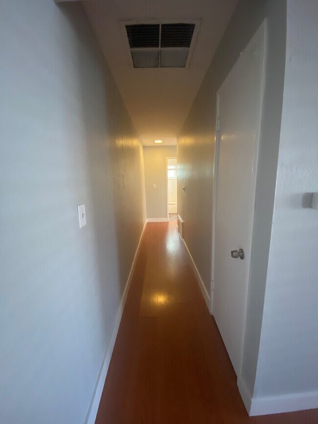 Building Photo - Beautiful Duplex in Rockin, CA!