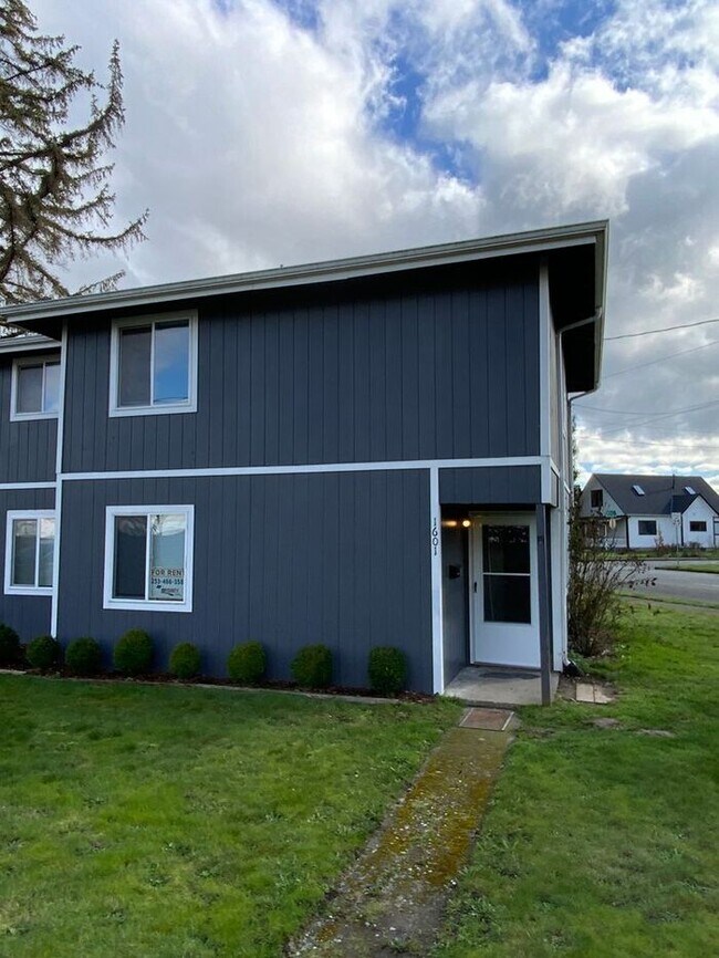 Foto del edificio - Sumner Townhome Duplex w/ 1 car carpot & N...