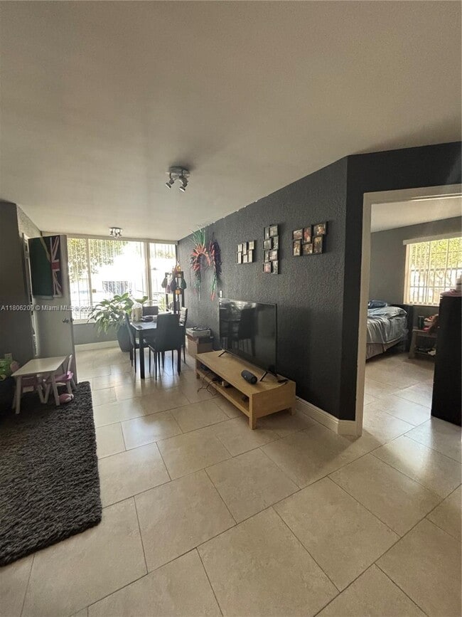 Foto del edificio - 2861 N Oakland Forest Dr