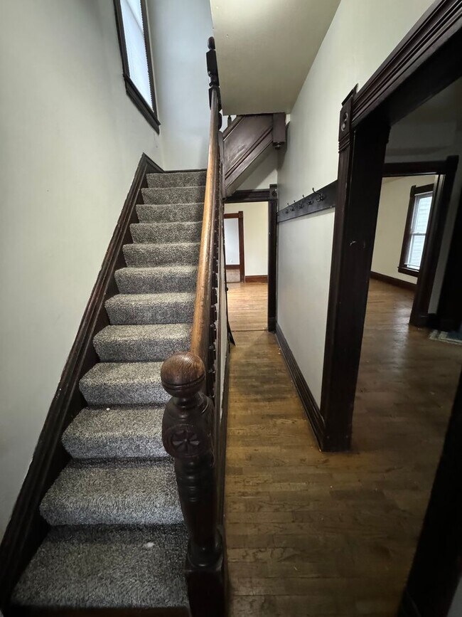 Building Photo - Beautiful 3 Bedroom Victorian!