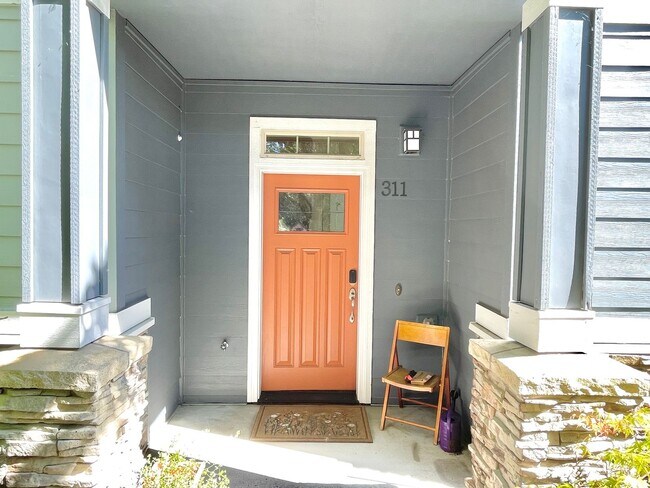 Foto del edificio - Corner unit townhouse in Piedmont condominium community