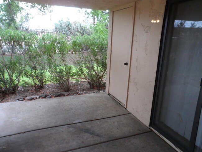 Building Photo - Great Townhome in Scottsdale - 2 Bed 1.75 Bath Unfurnished!