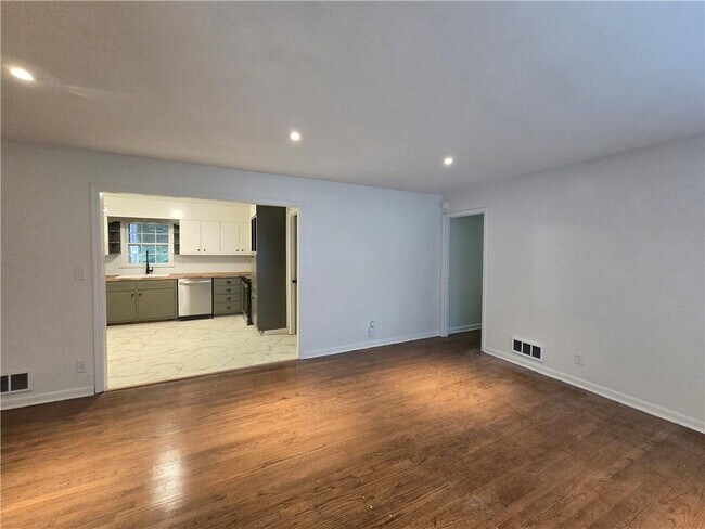 Building Photo - 2468 Dresden Dr NE