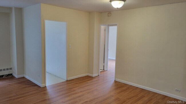 Foto del edificio - 98-20 62nd Dr