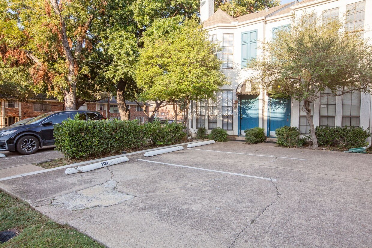 Dallas Townhome with Reserved Parking - Dallas Townhome with Reserved Parking