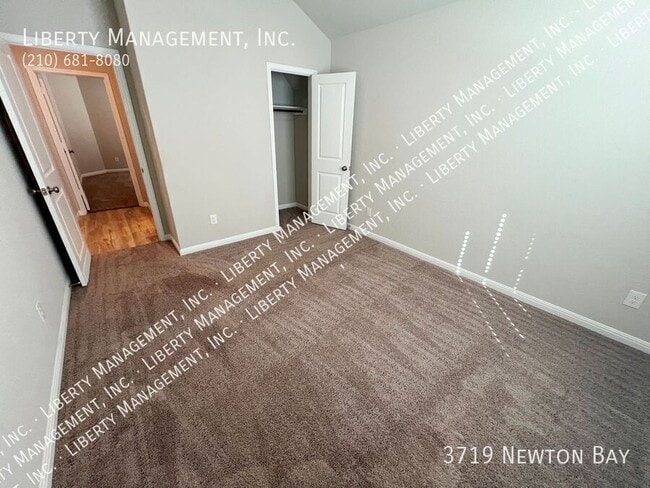 Foto del edificio - 3719 Newton Bay