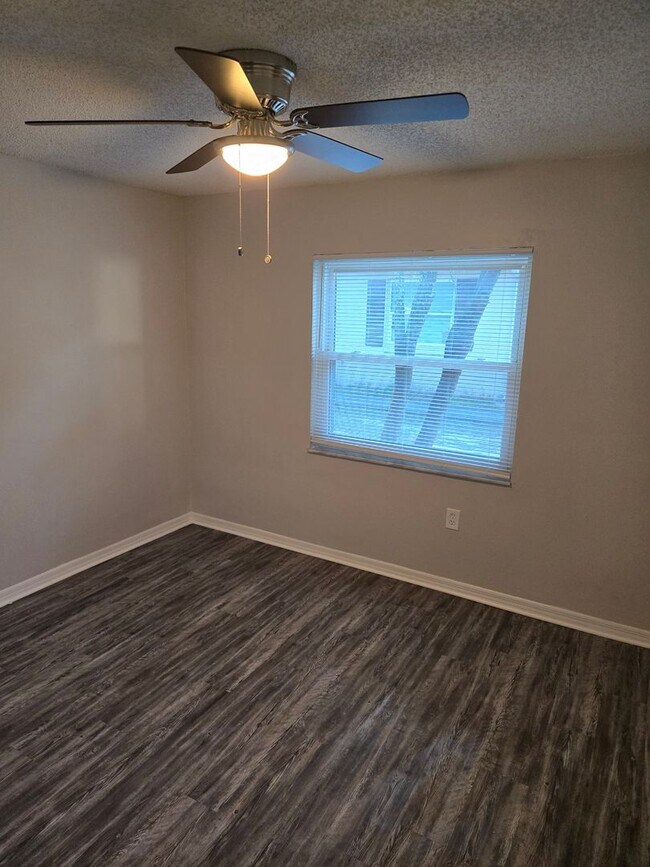 Foto del edificio - READY TO MOVE IN 2 BD/1 BA DUPLEX
