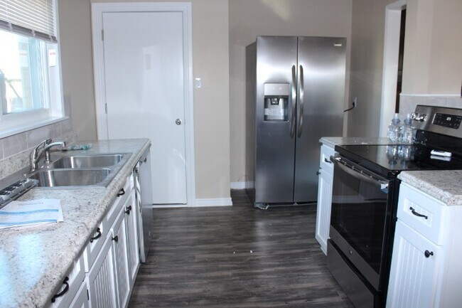 Building Photo - Nice three bedroom close to Hospital and C...