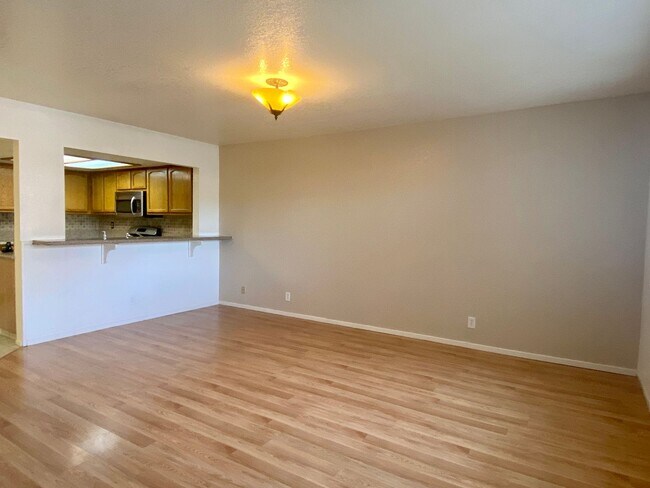 Foto del edificio - AVAILABLE NOW!!