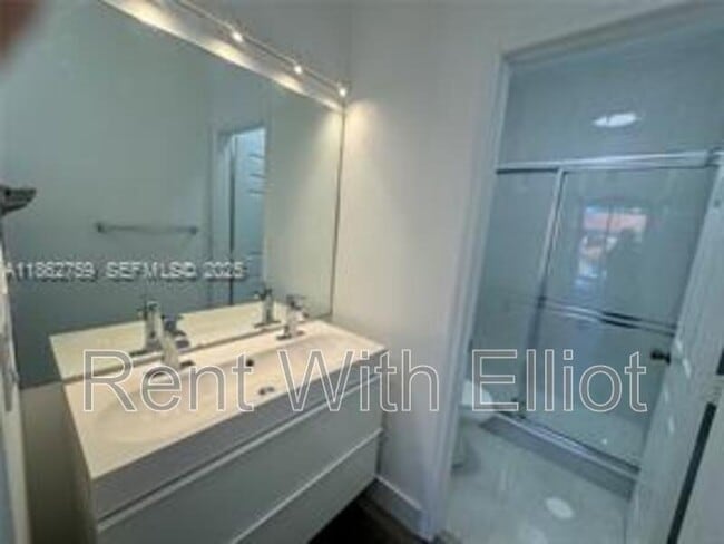 Building Photo - 5004 S Harbor Isles Dr