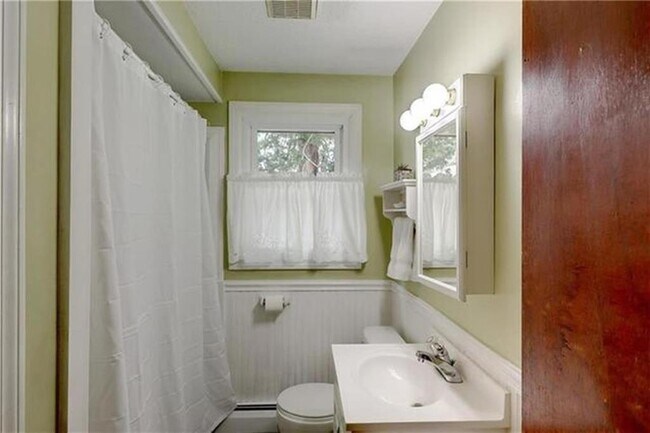 Foto del edificio - 135 Holly Rd