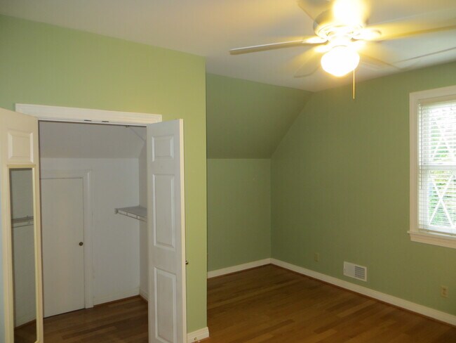 Dormitorio y vestidor - 2115 Gladstone Ave