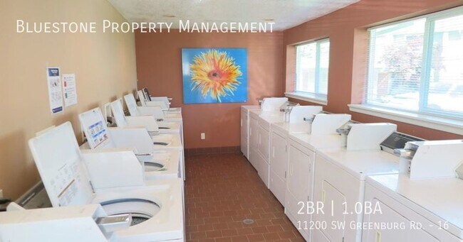 Building Photo - Top Floor 2 Bedroom Coming Available in Au...