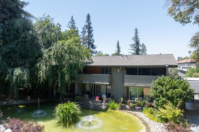 Building Photo - Vista Del Lago