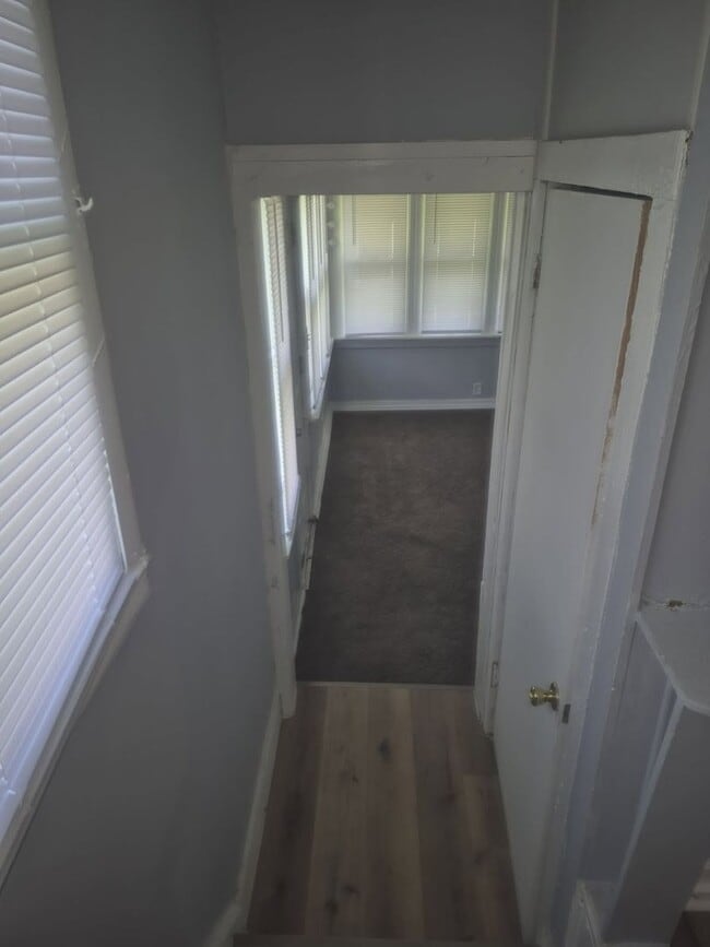 Building Photo - Updated Quaint Single Family Home Availabl...