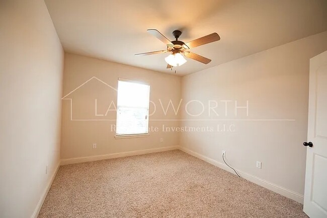 Building Photo - 3 bed 2.5 bath Beautiful Property