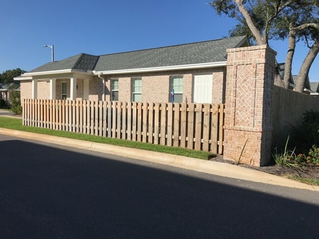 Building Photo - 101 Alley Ln