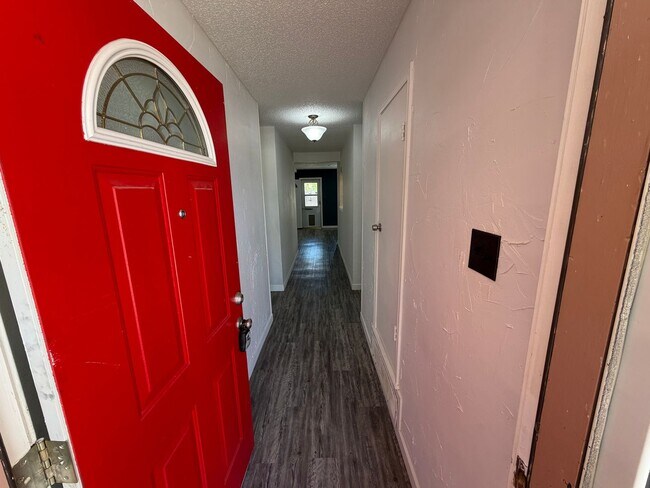 Building Photo - 3 BED/2 BATH/2 CAR GARAGE: AVAILABLE NOW!!