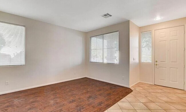 Foto del edificio - BNEW UPGRADED 2-story single-family home