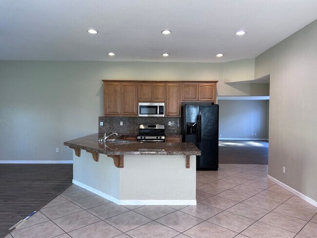 Building Photo - Spacious Three Bedroom Two Bathroom in Ora...