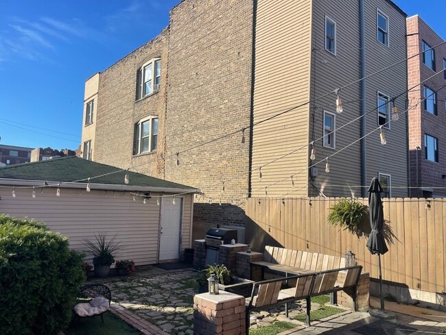 Foto del edificio - 3214 W Division St