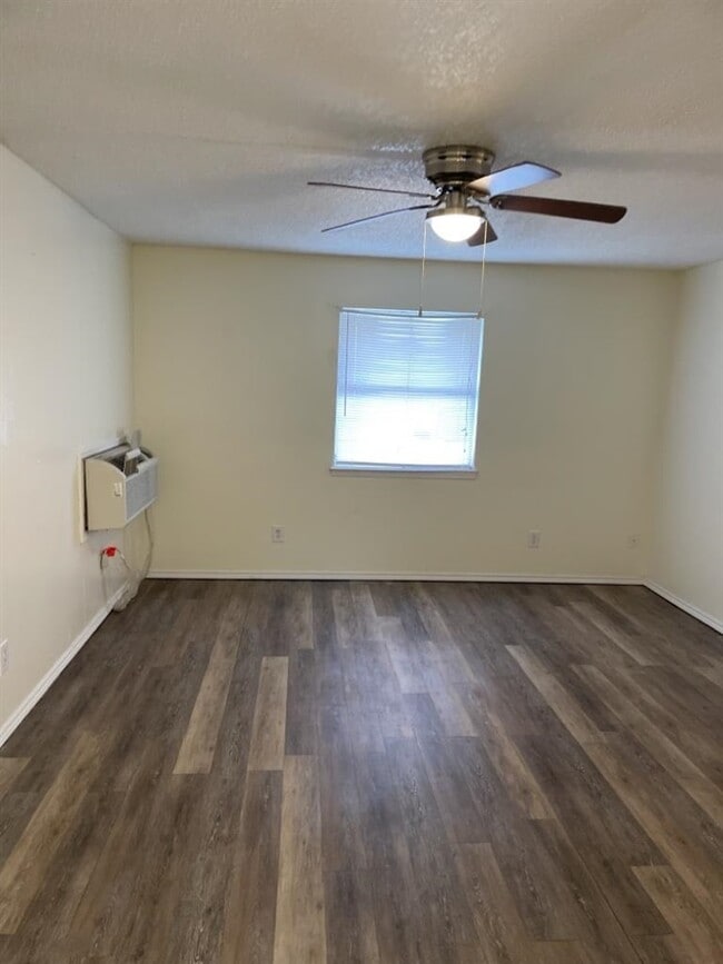 Building Photo - 2111 NW Lindy Ave