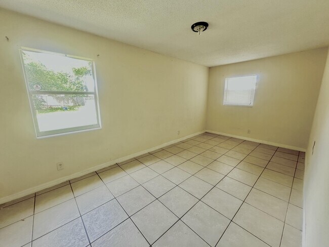 Foto del edificio - 6602 Palomar Pkwy