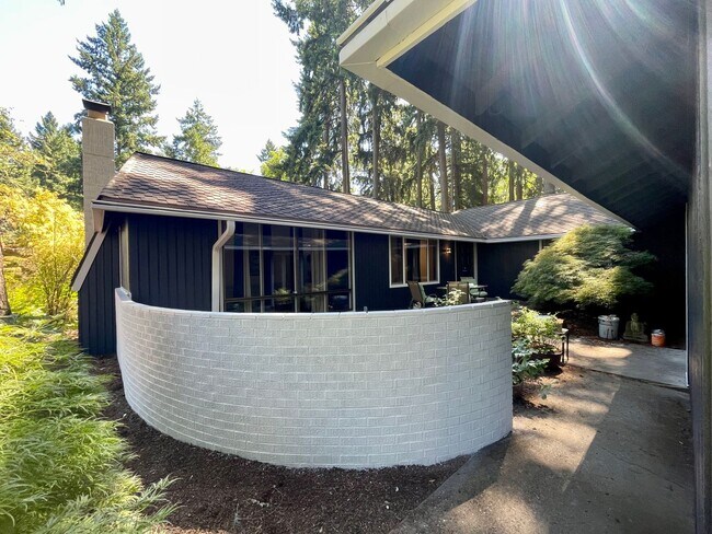 Building Photo - Beaverton 4 Bed + 2 Bath House - W/D, Walk...