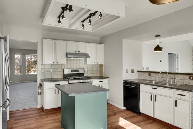 Building Photo - $2,695.00, 4 bed, 3.5 bath, located in Col...