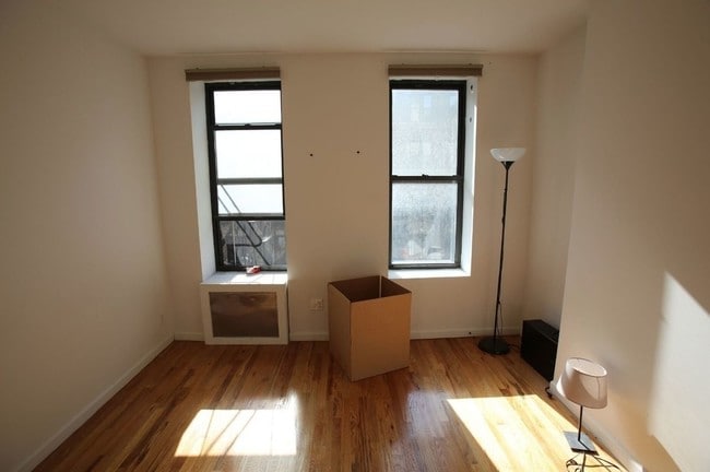 Building Photo - 240 W 15th St