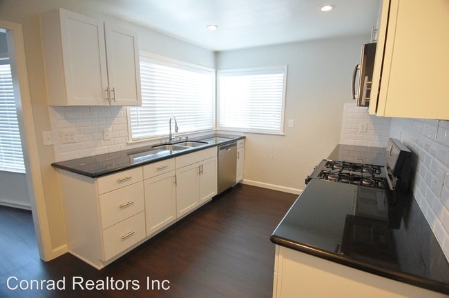 Building Photo - 507 Avenida Victoria
