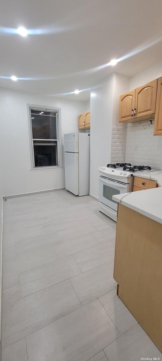 Foto del edificio - 68-18 Caldwell Ave