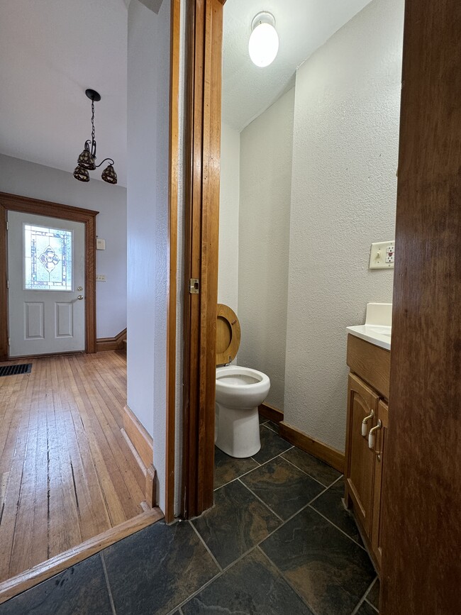 Medio baño en la planta principal - 951 Oxford St