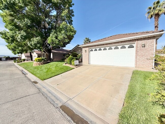 Building Photo - 3 Bed 2 Bath Home in Meadow Creak!! 55+ Community!!!