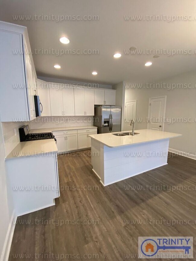 Building Photo - Must see this gorgeous home!