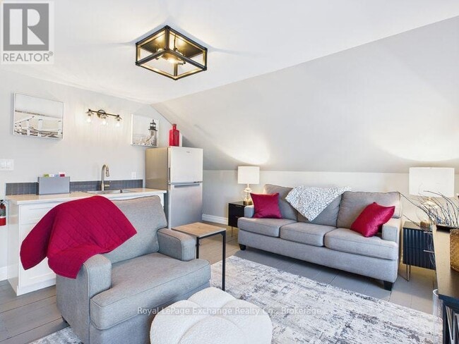 Building Photo - 953 Queen St