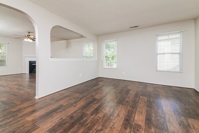 Building Photo - 3032 Van Dorn Rd