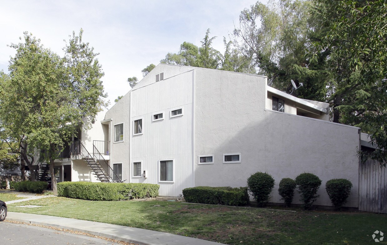 Building Photo - 620 Adams St