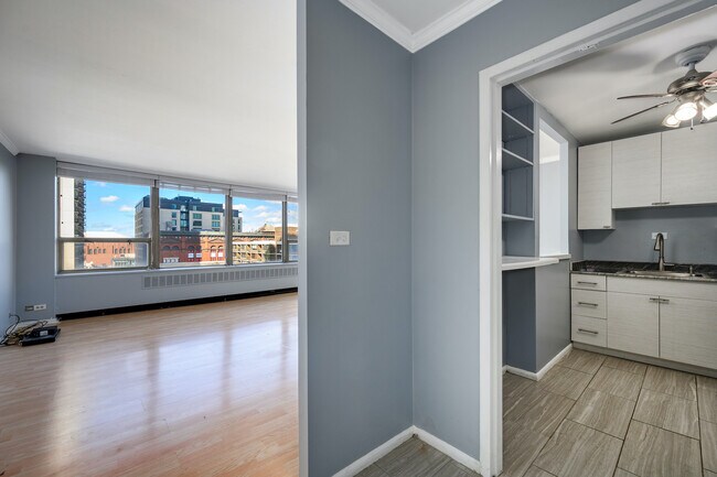 Foto del edificio - 1460 N Sandburg Terrace