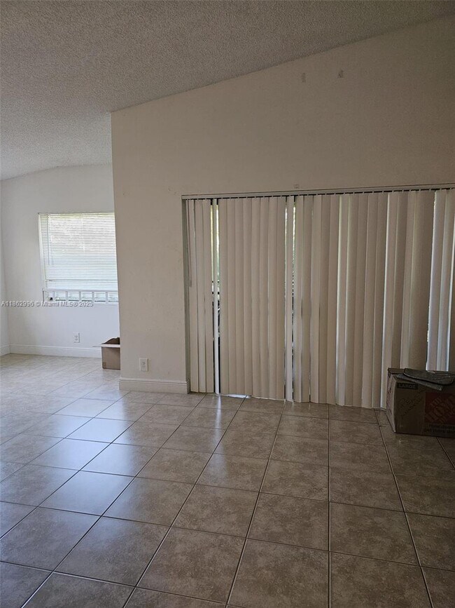 Foto del edificio - 9999 Summerbreeze Dr
