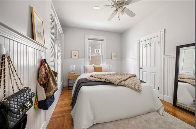 Building Photo - 866 E 5th St