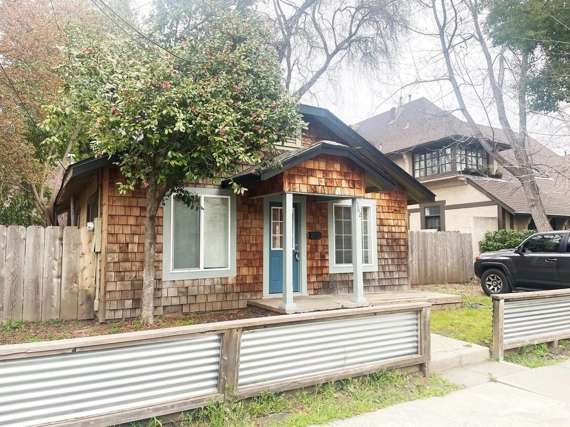 Primary Photo - Live near Lower Park!