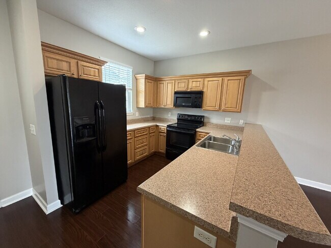 Building Photo - Town House For Rent