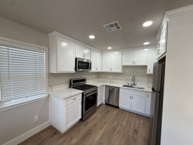 Foto del edificio - 3 Bed| 2 Bath | 1153 SF | Private Driveway | Single Story | Tenant pays $175 monthly for WS&G