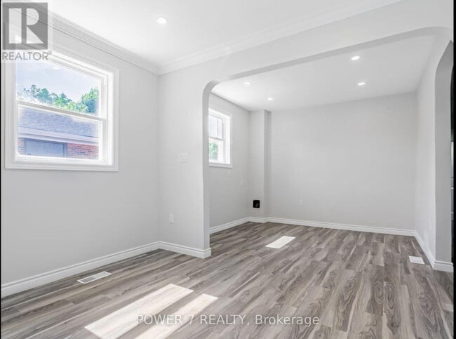 Building Photo - 924 Sheppard Ave W