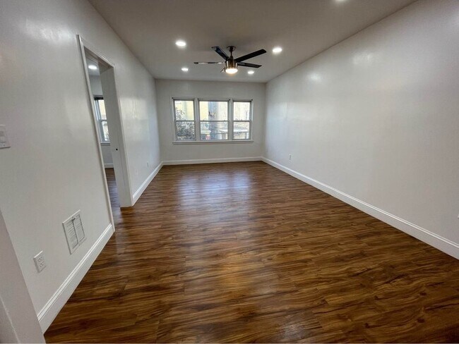 Building Photo - 136 W 26th St