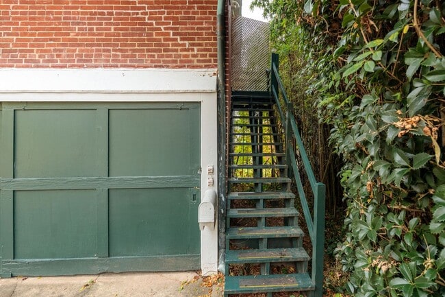 Building Photo - Quaint 1 Bedroom/1 Bathroom Cottage Style Apartment in Richmond ***Available NOW***