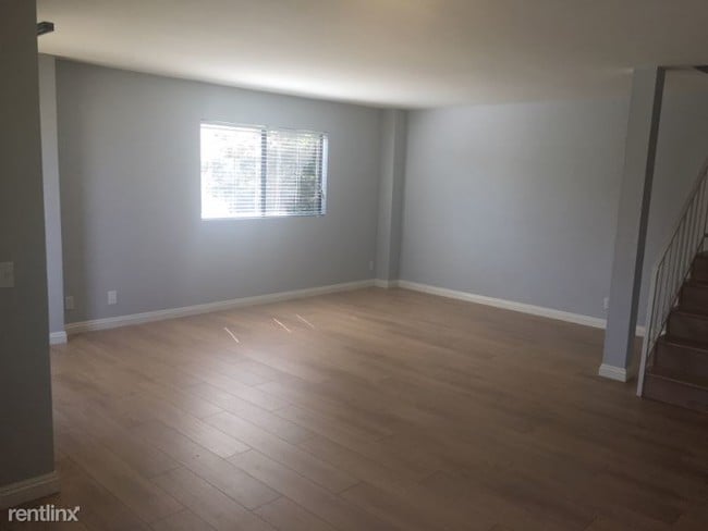 Building Photo - 360 W Lexington Dr
