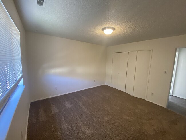 Foto del edificio - Cozy Condo Available NOW!